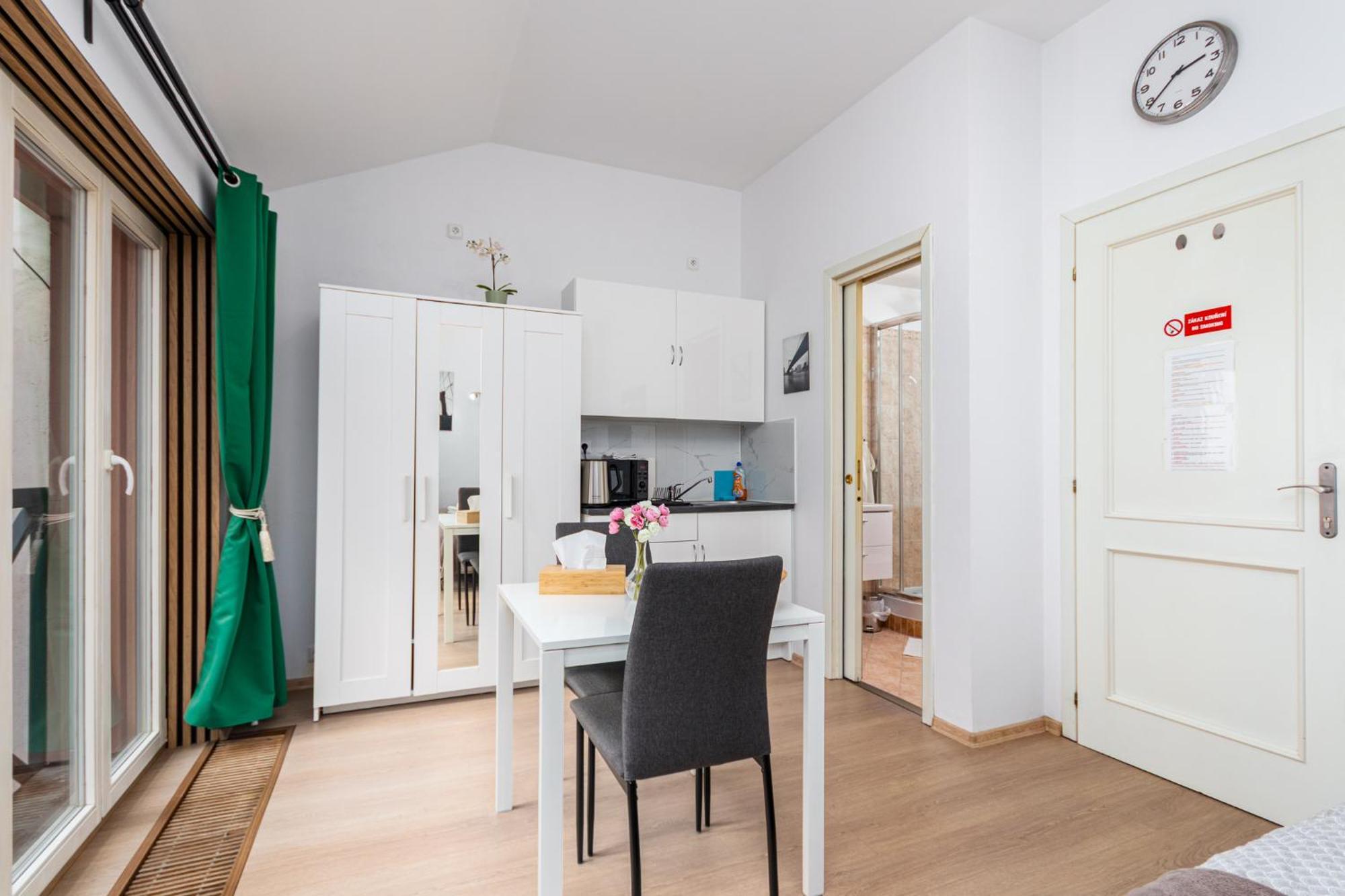 Private Retreat Close To Stations In 3 Penzion