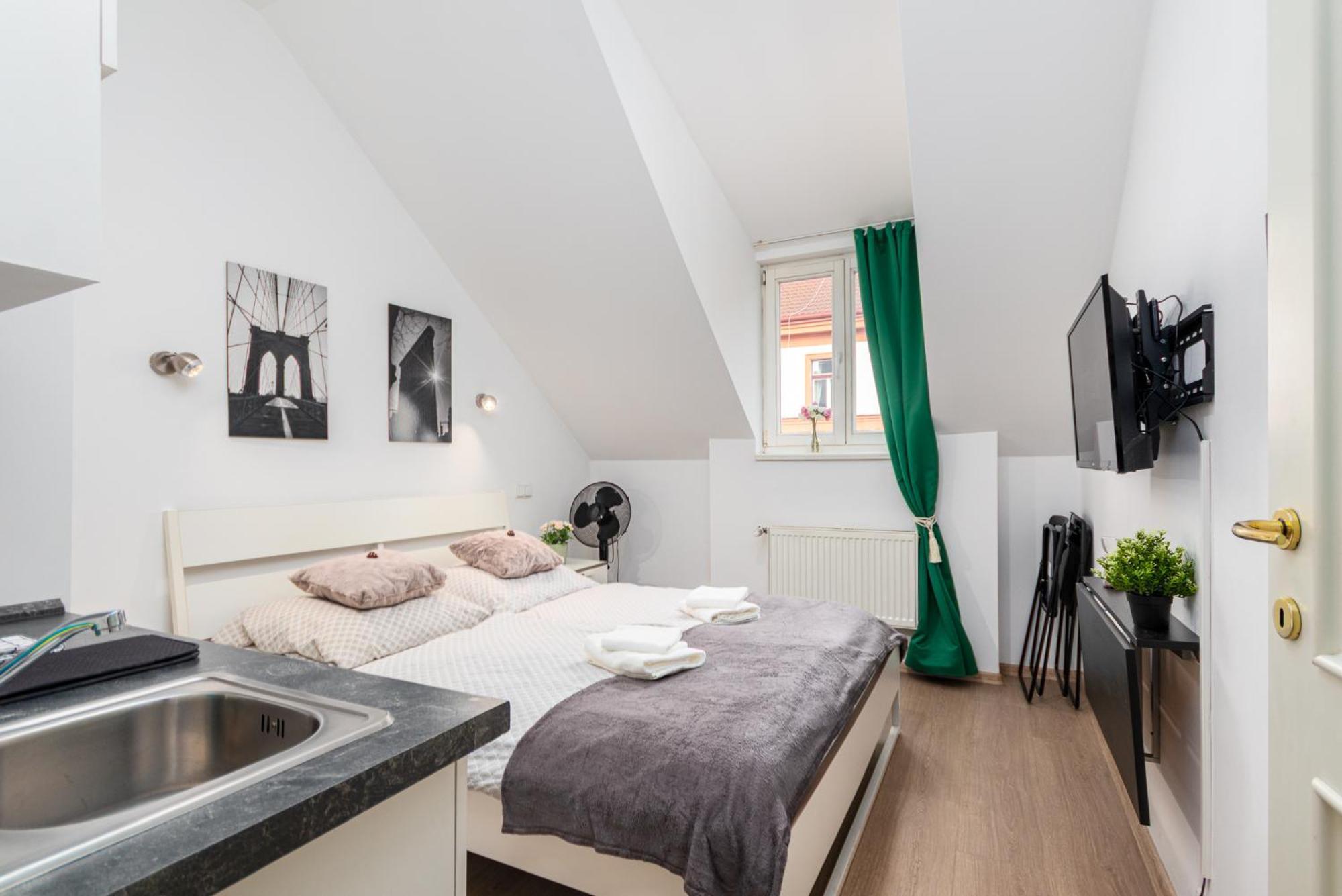 Private Retreat Close To Stations In 3 Penzion Praha